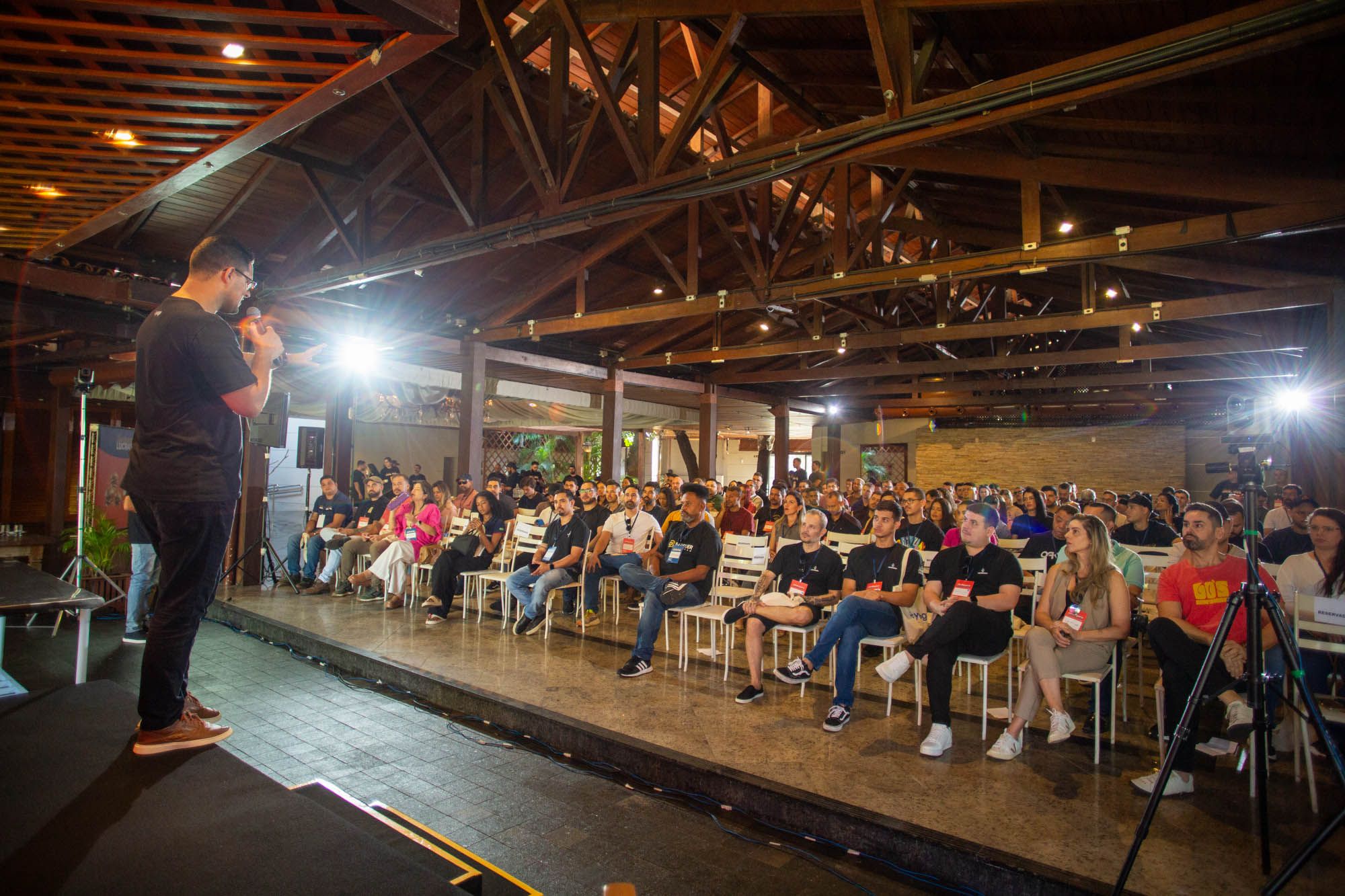 Registro do evento Hamburgueria Lucrativa, em Vitória/ES. Na foto, o CEO da Yooga, Vinicius Melo.