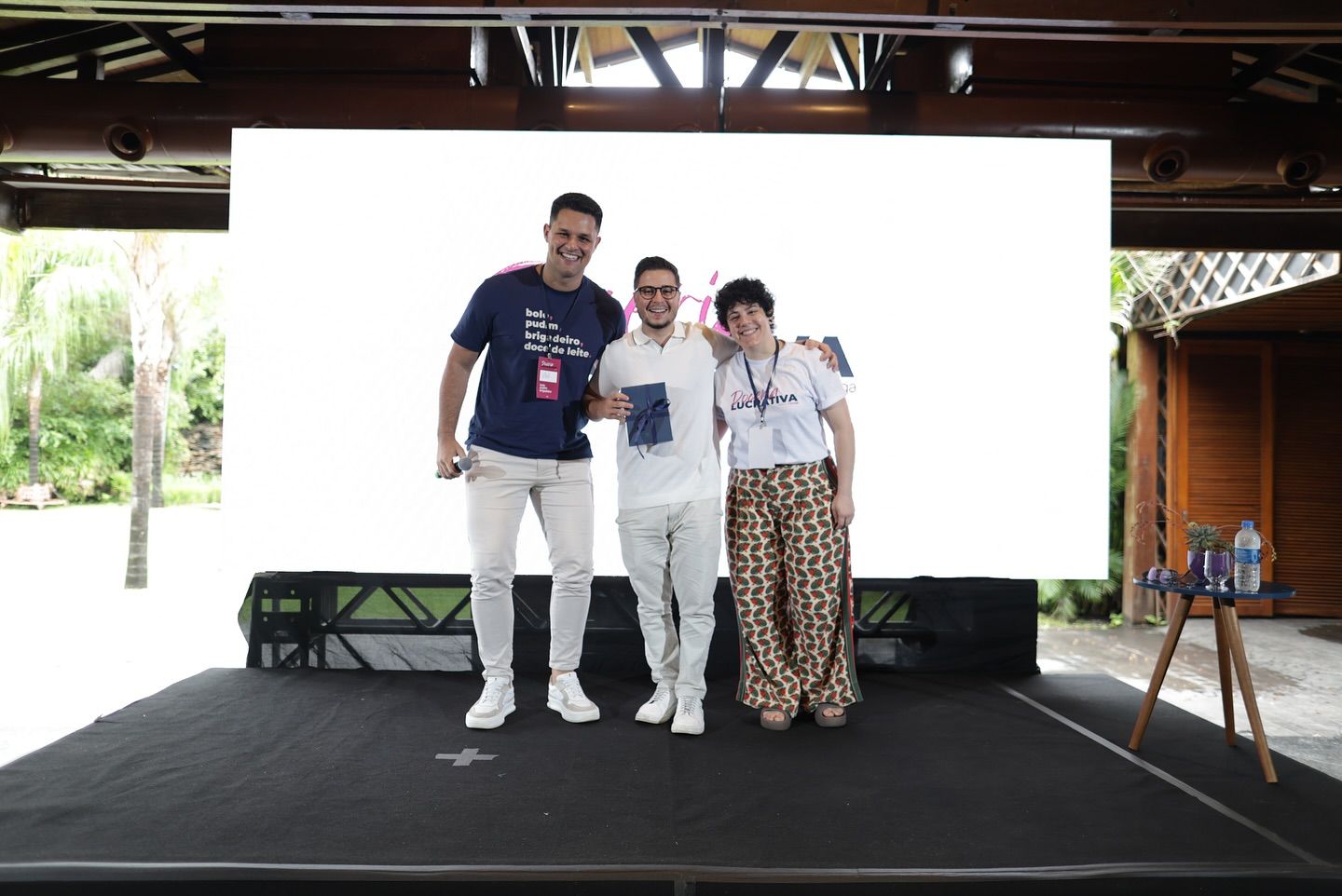 Pedro Clark, da Scale Company, recebe o carinho do time Yooga. (Foto: Ademir Ribeiro)