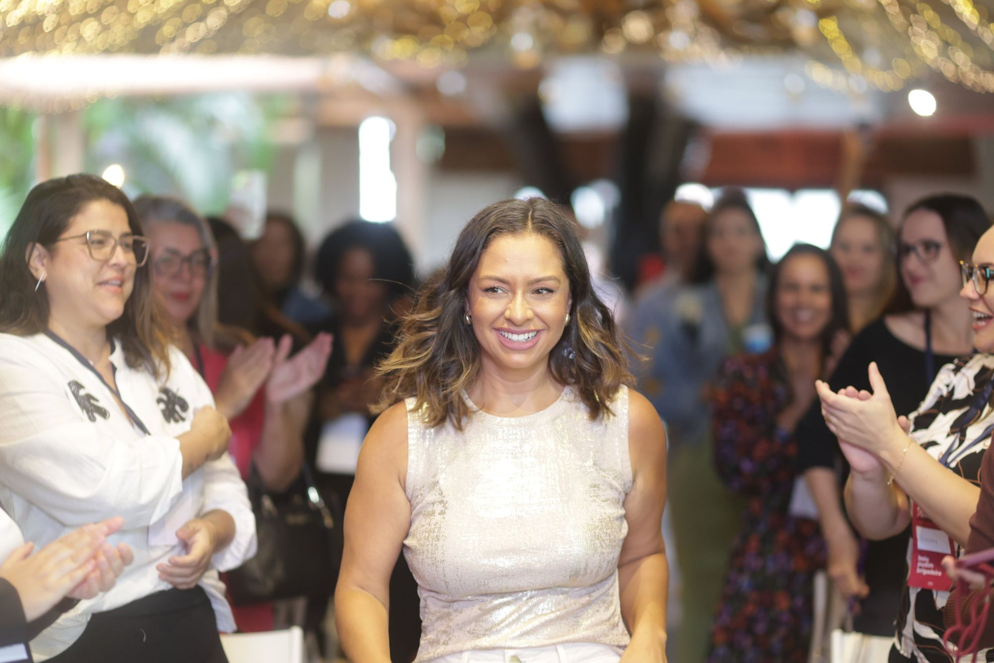 Débora Alves, criadora da Formação Confeitaria Turbinada, é recebida pelo público do Doceria Lucrativa.